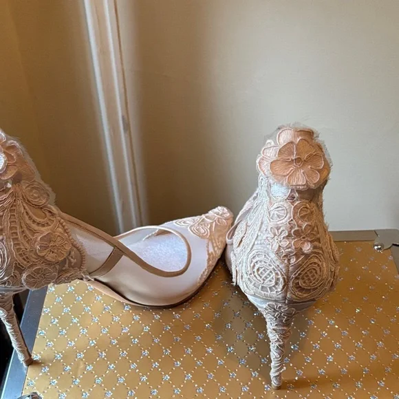 Vince rare find !!!!  Floral Lace Heels in Cream - Picture 6 of 6